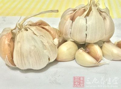 半個西瓜皮(我用的是6斤左右的西瓜),蒜一頭剁碎,干紅椒四個切 半個西瓜皮(我用的是6斤左右的西瓜),蒜一頭剁碎,干紅椒四個切