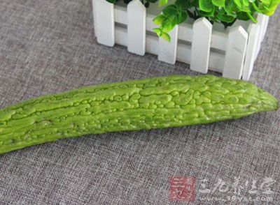 苦瓜性寒，夏天成熟，在夏季食用能夠清熱去火、止渴消暑