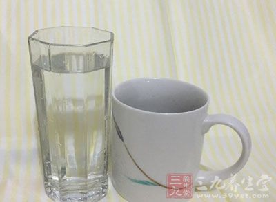 排骨尾骨肉1斤，水2公升，中藥材1份，酒1瓶