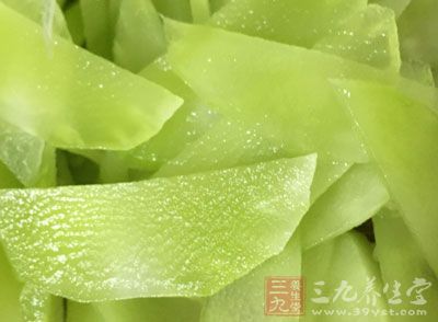 排骨洗淨，用開水淖過;莴筍去皮，切成長方塊兒;生姜切絲