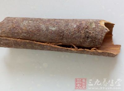 排骨400克，姜片、大蔥、八角、茴香、桂皮、草果、香葉、丁香、花椒各適量