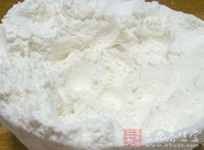 面粉放在和面盆裡,用筷子或手在面粉中間扎個小洞 面粉放在和面盆裡,用筷子或手在面粉中間扎個小洞