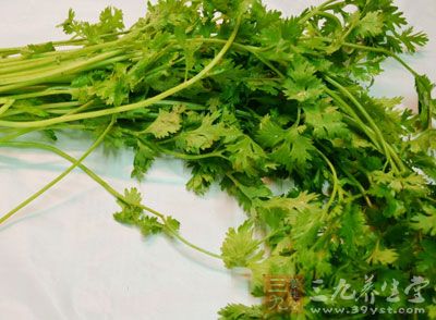 把面團滾成中間凸起的橢圓形狀,然後入開水中,熟了後放入香菜等調味料即可 把面團滾成中間凸起的橢圓形狀,然後入開水中,熟了後放入香菜等調味料即可