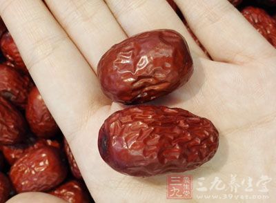 黑豆50克，紅棗30克，純淨水300克
