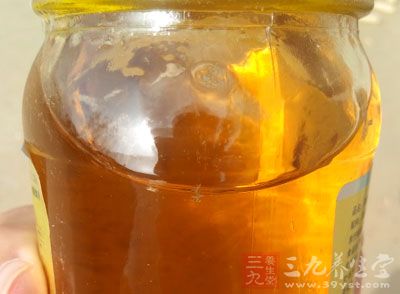 低粉60克，雞蛋2個，蜂蜜40克，糖30克，色拉油30ML