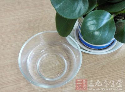 酸奶100ML，糖少許，奶油20克，雞蛋2個，低粉20克，玉米粉12克，白醋少許