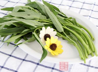 腐乳炒成醬後，放入洗淨並摘去老葉的空心菜
