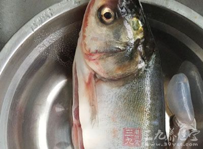 魚肉、胡椒粉、辣椒粉、鹽、海鮮醬、面粉、雞蛋、面包糠 魚肉、胡椒粉、辣椒粉、鹽、海鮮醬、面粉、雞蛋、面包糠