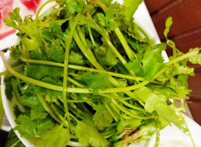 旗魚10兩,地瓜粉適量,炸油4杯,芝麻少許,香菜少許 旗魚10兩,地瓜粉適量,炸油4杯,芝麻少許,香菜少許