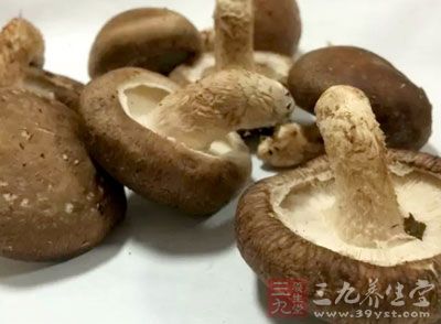 斑節蝦200g，魚漿200g，綠竹筍1 / 2支，香菇3朵