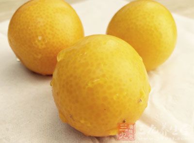 桔子味甘酸、性溫，入肺、胃經，具有開胃理氣，止渴潤肺的功效