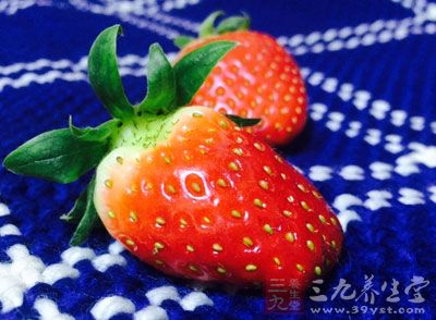 草莓洗淨，去蒂