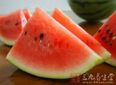 西瓜1000g,綿白糖1湯匙 西瓜1000g,綿白糖1湯匙