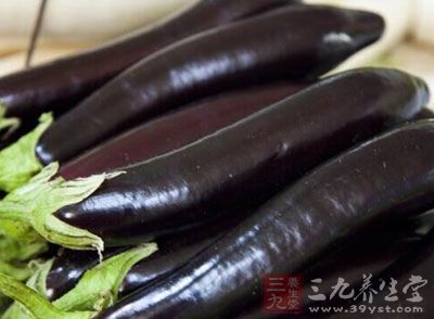 茄子2個，雞蛋2個，面粉 80克，鹽，油，胡椒粉