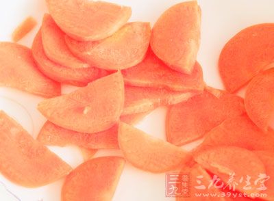 勺內加底油，燒熱，放入番茄略炒，再加湯、胡蘿卜片、糖、醋、鹽、味精燒開