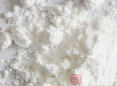 茄子洗淨，斜切夾刀片，將肉餡填充其中，掛上用雞蛋、面粉、水調成的糊備用