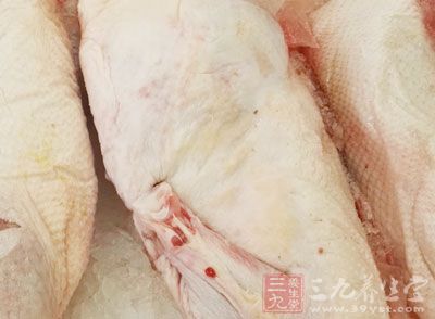 鴨子宰殺後取出內髒,煺去毛,洗淨搌干水分 鴨子宰殺後取出內髒,煺去毛,洗淨搌干水分