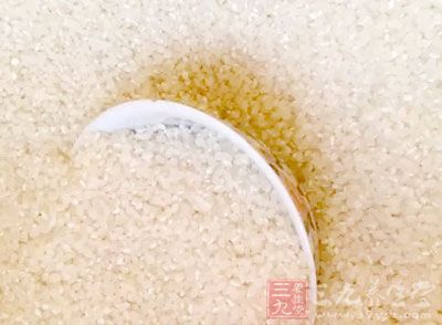 大米,廣式臘腸,干香菇,芥蘭(也可以用你喜歡的其他綠葉菜),色拉油,香蔥 大米,廣式臘腸,干香菇,芥蘭(也可以用你喜歡的其他綠葉菜),色拉油,香蔥