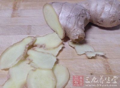 蝦6只，鹌鹑蛋50克，姜，蔥，料酒，鹽，水澱粉，香油各適量