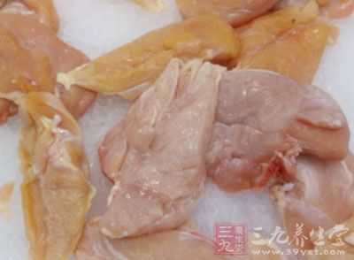 雞翅4對，鹌鹑蛋，油，鹽，老抽，姜片，料酒，芝麻，蔥花
