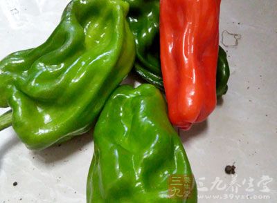 開鍋蓋,加入青椒紅椒,大火翻炒收汁即可 開鍋蓋,加入青椒紅椒,大火翻炒收汁即可