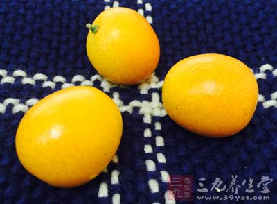 沙蝦6只，大杏仁10顆，甜豆莢100g，紫甘藍1/5棵，小金桔4個
