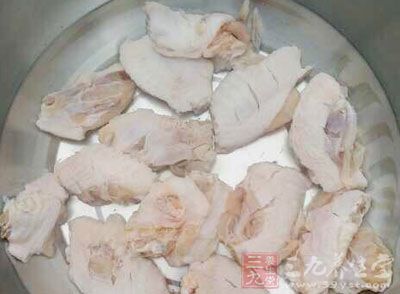 雞肉300克，苦瓜200克，料酒25克，植物油100克，鹽3克，澱粉(豌豆)5克