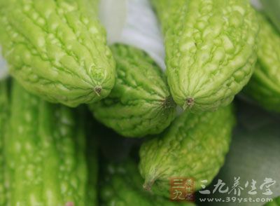 等水開撈出苦瓜,晾涼,略放糖、麻油拌一下即可 等水開撈出苦瓜,晾涼,略放糖、麻油拌一下即可