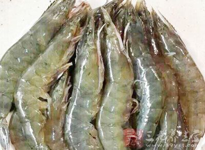 河蝦10只，大蒜2頭，鹽8克，黑胡椒8克
