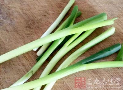 扁豆200克，面條200克，豬肉50克，蔥1段
