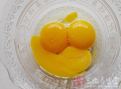 將一個鮮雞蛋打散放入碗中,取鍋內煮好的肉、蔬菜等蘸著蛋液食用 將一個鮮雞蛋打散放入碗中,取鍋內煮好的肉、蔬菜等蘸著蛋液食用