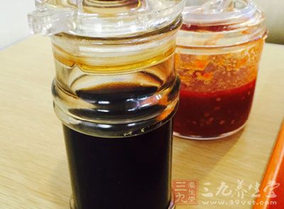 牛肉片100g,洋蔥50g,蒜末10g,竹簽2支,A.醬油1茶匙,五香粉1/8茶匙 牛肉片100g,洋蔥50g,蒜末10g,竹簽2支,A.醬油1茶匙,五香粉1/8茶匙