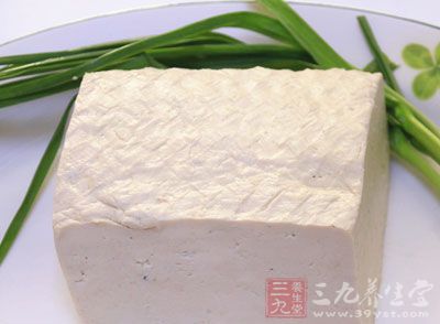 豆腐200克，泥鳅250克，姜5克，鹽5克，小蔥15克