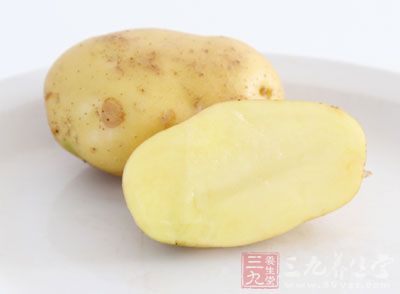 土豆2個，五花肉300克，八角1個