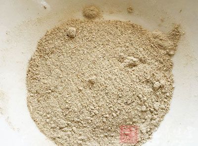 切大半個白色洋蔥絲，下油炒，灑鹽和胡椒粉