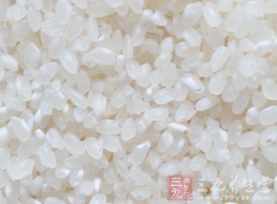 打開撇去表面的浮油，倒入大米