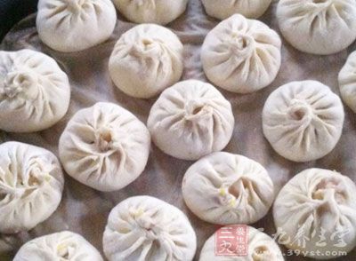 小火蓋蓋子，慢慢煎出包子脆脆的底