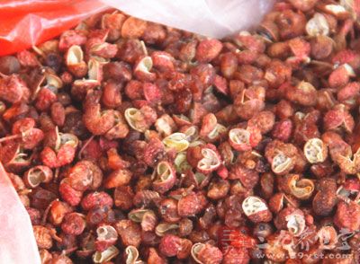 牛肉餡250克，蔥花適量，沙茶醬100克，蛋清一個，生姜，花椒，料酒水200克