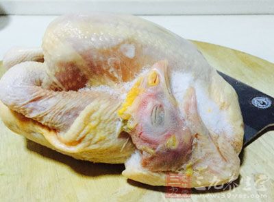 雞胸肉150公克,青椒60公克,干辣椒20公克,姜10公克 雞胸肉150公克,青椒60公克,干辣椒20公克,姜10公克