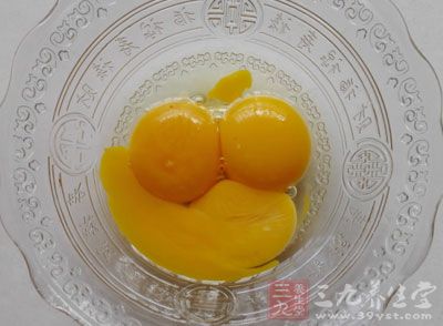 加入篩過的粉類、事先打散的雞蛋 加入篩過的粉類、事先打散的雞蛋