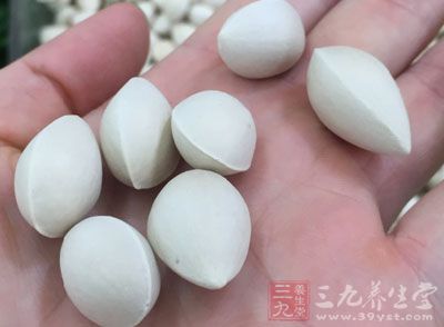 油奶酪227克,低粉375克,黃油113克,果醬適量,開心果適量 油奶酪227克,低粉375克,黃油113克,果醬適量,開心果適量