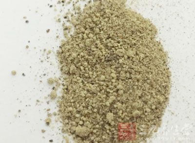 再加入香菜和紅椒段,放些鹽、胡椒粉、生抽、香醋、辣椒油和香油來調味 再加入香菜和紅椒段,放些鹽、胡椒粉、生抽、香醋、辣椒油和香油來調味