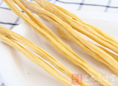 我們可以用四五十渡的溫水泡發腐竹 我們可以用四五十渡的溫水泡發腐竹