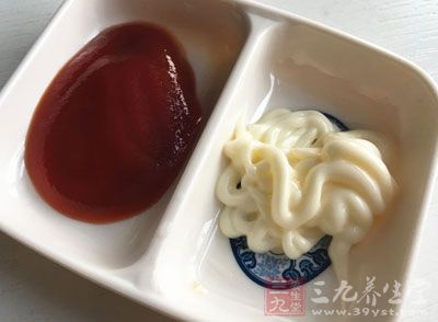 究竟為什麼說有的沙拉不健康呢?原來是因為其中的沙拉醬出了一點問題