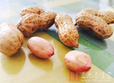 黃豆2/3杯，加花生25粒，黑芝麻約1/5杯，水
