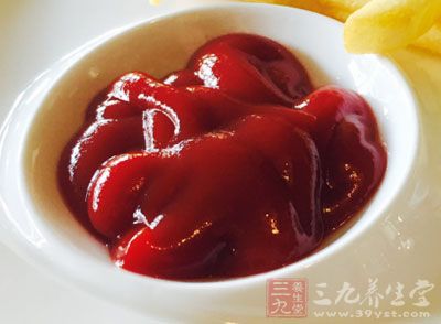 拿一小碗，加一湯匙番茄醬