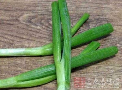 把瘦肉洗淨、剁碎(碎一點好吃一點)。洗淨豆腐、蔥