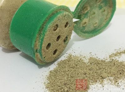 在小碗中放入油、鹽、辣椒粉、胡椒粉和孜然籽,調和均勻,制成調味汁 在小碗中放入油、鹽、辣椒粉、胡椒粉和孜然籽,調和均勻,制成調味汁