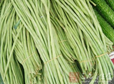 將長豆角洗干淨,瀝干 將長豆角洗干淨,瀝干