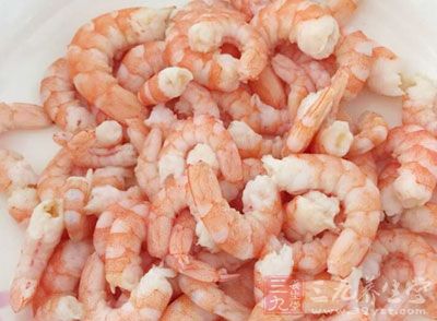 將蝦仁、豆腐切成小粒;蔥蒜剁碎 將蝦仁、豆腐切成小粒;蔥蒜剁碎